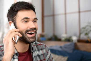 Kapalı cep telefonu üzerinde konuşurken genç adam