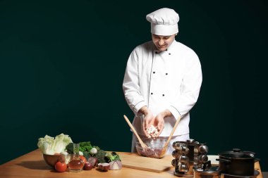 Tek tip koyu arka planı pişirme erkek Şef