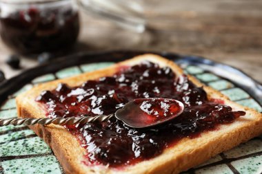 Plaka üzerinde tatlı reçelli lezzetli kızarmış ekmek