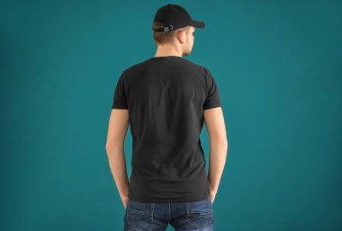 Genç adam şık tişört ve renk arka plan üzerinde kap. Mockup tasarım için