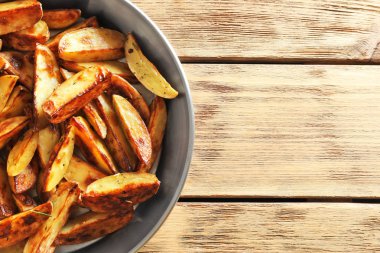 Lezzetli patates dilimleri tablo ile çanak