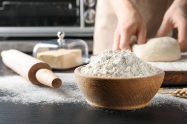 Buğday unu ve arka plan üzerinde hamur yoğurma kadın kase