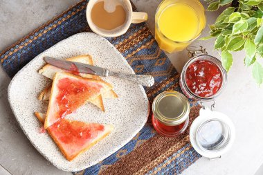 Plaka üzerinde tatlı reçelli lezzetli tost