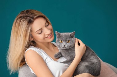 Sevimli evcil hayvan kedi evde olan kadın