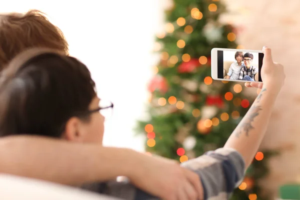 Coppia giovane che prende selfie in casa, primo piano — Foto Stock