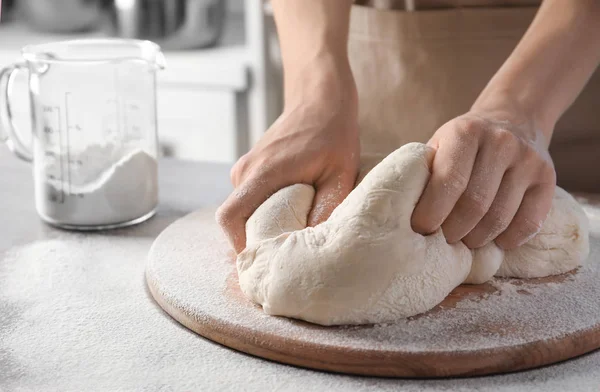 Impastatura Donna Tavola Legno Cosparsa Farina — Foto Stock