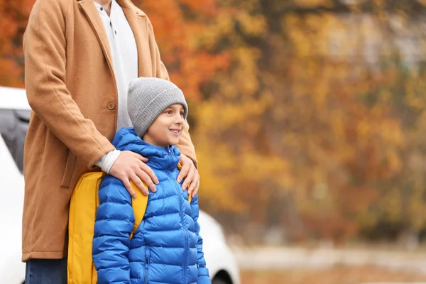 Padre abrazando a su hijo antes de la escuela — Foto de Stock