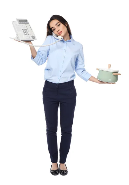 Jonge zakenvrouw met telefoon en steelpan op witte achtergrond — Stockfoto