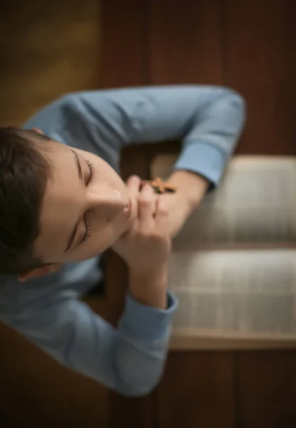 Мальчик Крестом Молящийся Над Библией Столом — стоковое фото