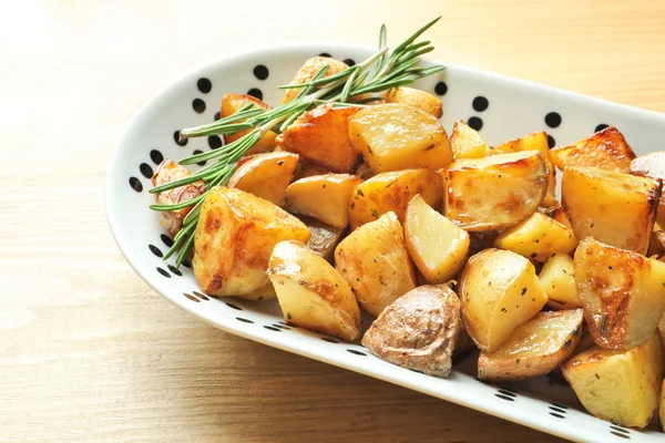 Тарелка Вкусными Картофельными Клиньями Столе — стоковое фото