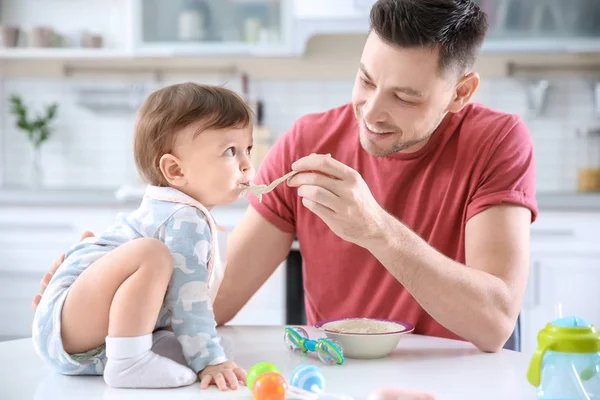 Vater Füttert Seinen Kleinen Sohn Küche — Stockfoto