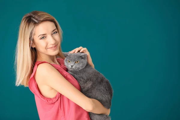 Junge Frau Mit Niedlichem Haustier Katze Auf Farbigem Hintergrund — Stockfoto