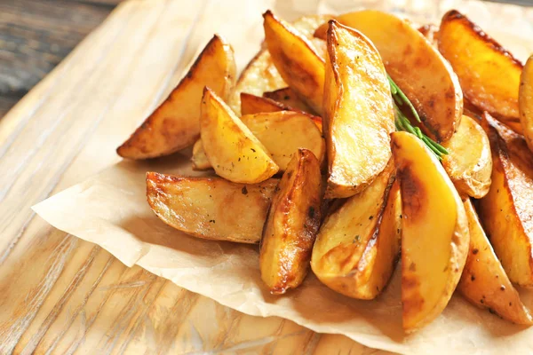 Smakelijke Aardappel Partjes Een Houten Bord Close — Stockfoto