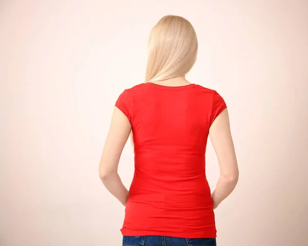 背景色のスタイリッシュな シャツの若い女性 デザインのモックアップ — ストック写真