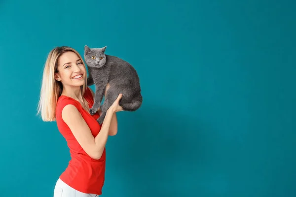 Jonge Vrouw Met Schattig Huisdier Kat Kleur Achtergrond — Stockfoto