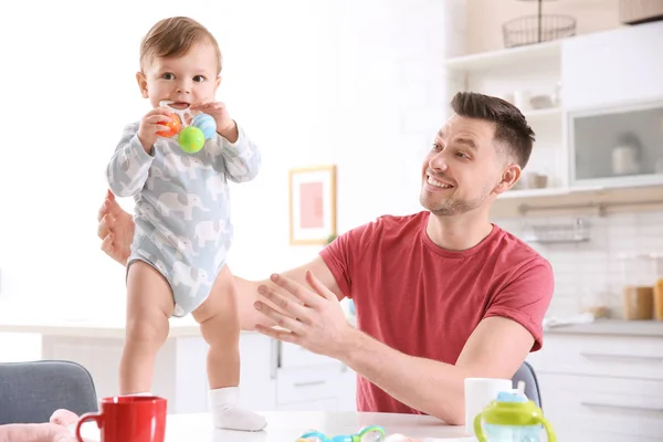 Padre jugando con su pequeño hijo en la cocina — Foto de Stock