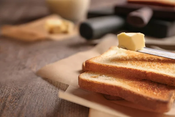 木桌上的美味烤面包和黄油 — 图库照片