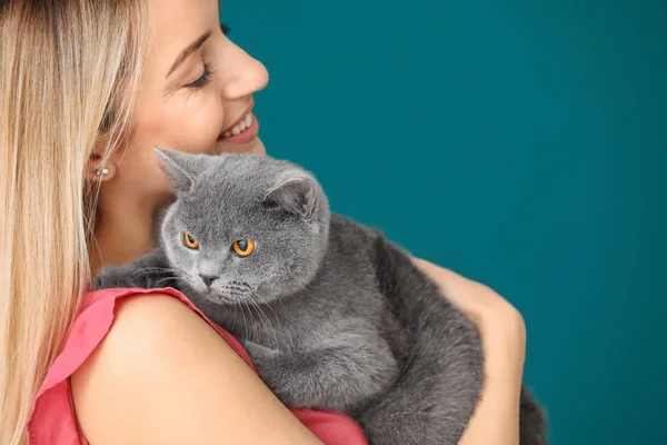 Mujer Joven Con Lindo Gato Mascota Primer Plano — Foto de Stock