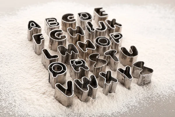 Coupe Cookies Forme Lettres Alphabétiques Sur Farine Éparpillée — Photo