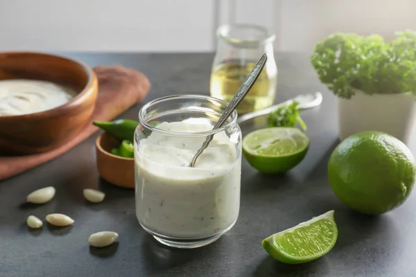 Leckere Cremige Limettensoße Für Fisch Taco Glas Auf Dem Küchentisch — Stockfoto
