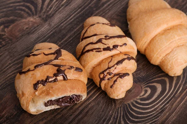 Lekkere Croissants Met Chocoladesaus Houten Tafel — Stockfoto