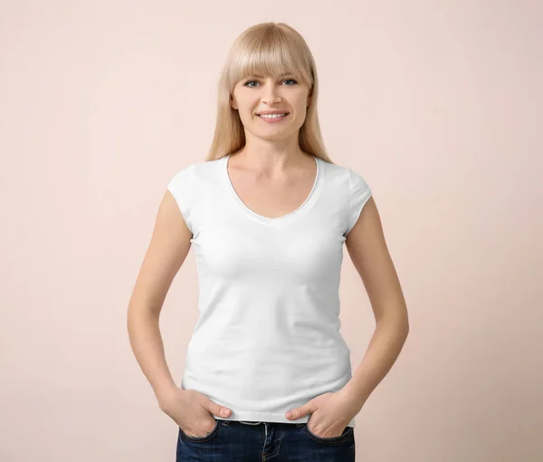 Jeune Femme Shirt Élégant Sur Fond Couleur Maquette Pour Design — Photo