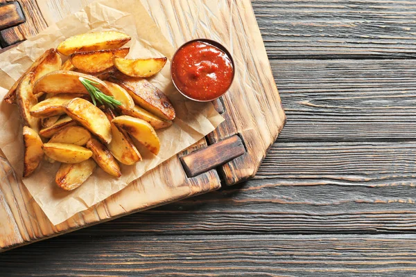 Placa Madeira Com Saborosas Fatias Batata Mesa — Fotografia de Stock