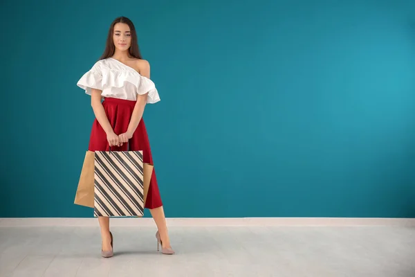 Hermosa Mujer Joven Con Bolsas Compras Contra Pared Color — Foto de Stock