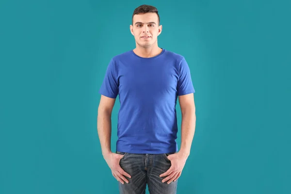 背景色のスタイリッシュな シャツの若い男 デザインのモックアップ — ストック写真