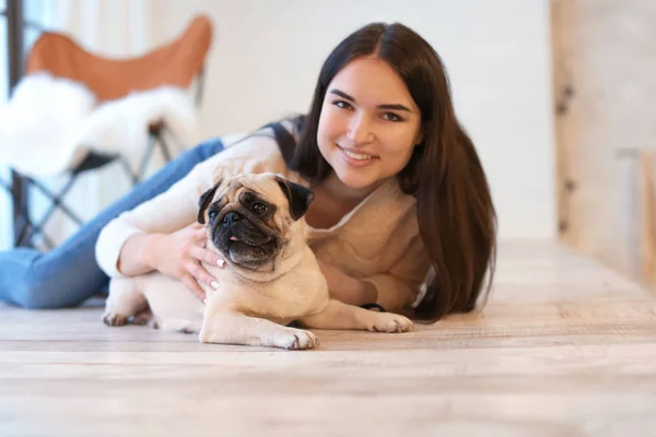 Junge Frau mit süßer Katze sitzt am Tisch in der Küche — Stockfoto