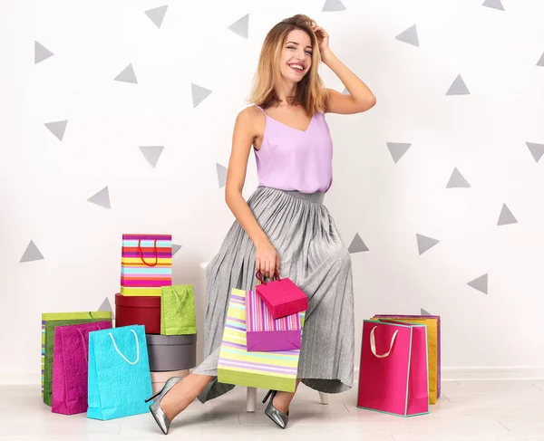 Bella donna dopo lo shopping di successo in casa — Foto Stock