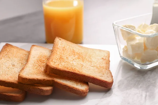 おいしいトーストのパンとバター クローズ アップで大理石ボード — ストック写真