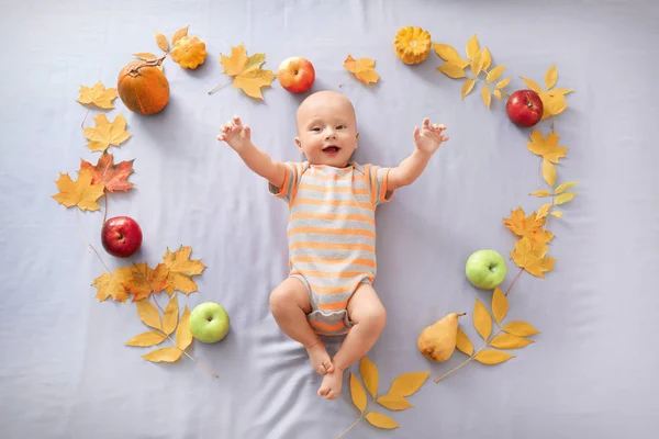 Lindo Bebé Frutas Verduras Hojas Sobre Fondo Amarillo — Foto de Stock