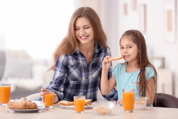 Ibu dengan putri sarapan di dapur — Stok Foto