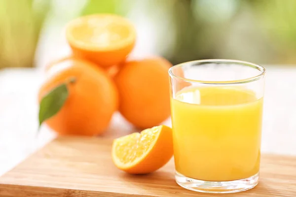 Glas Frischer Orangensaft Auf Dem Tisch — Stockfoto