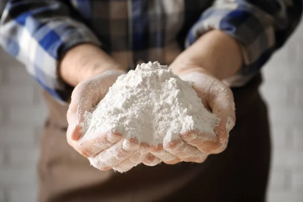 Homem Segurando Farinha Trigo Close — Fotografia de Stock