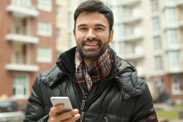 Joven Usando Teléfono Móvil Aire Libre —  Fotos de Stock