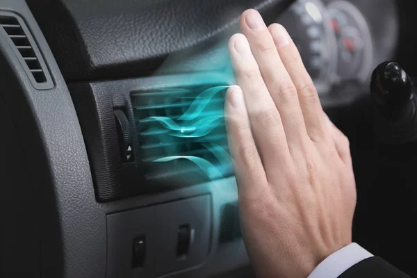 Kontrola Przepływu Zimnego Powietrza Przez Kierowcę Systemu Klimatyzacji Samochodzie — Zdjęcie stockowe