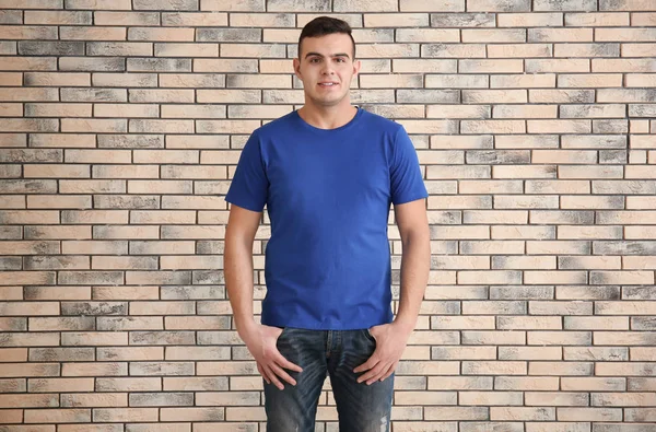 Hombre Joven Elegante Camiseta Sobre Fondo Pared Ladrillo Burla Para —  Fotos de Stock