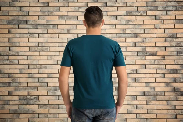 Ung Man Snygg Shirt Tegel Vägg Bakgrund Mockup För Design — Stockfoto