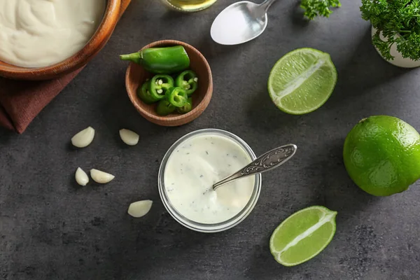 Balıklı Taco Cam Mutfak Masasında Için Lezzetli Kremalı Limon Sos — Stok fotoğraf