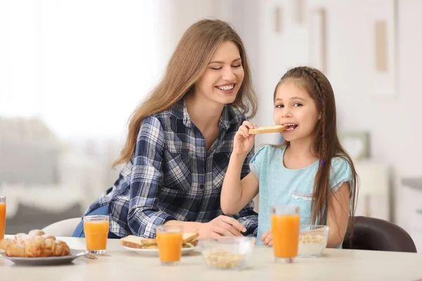 Mutter mit Tochter frühstückt in Küche — Stockfoto