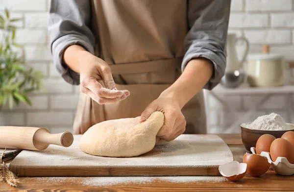 테이블에 밀가루 반죽을 뿌리는 — 스톡 사진