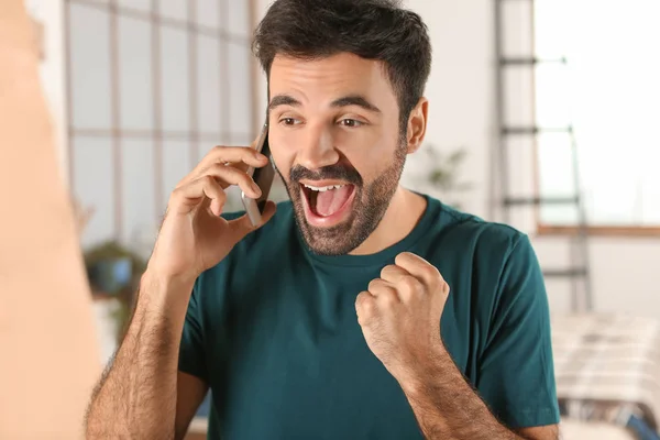 Jovem Falando Celular Dentro Casa — Fotografia de Stock