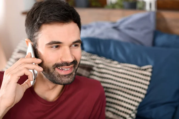 Fiatalember Beszél Mozgatható Telefon Bent — Stock Fotó