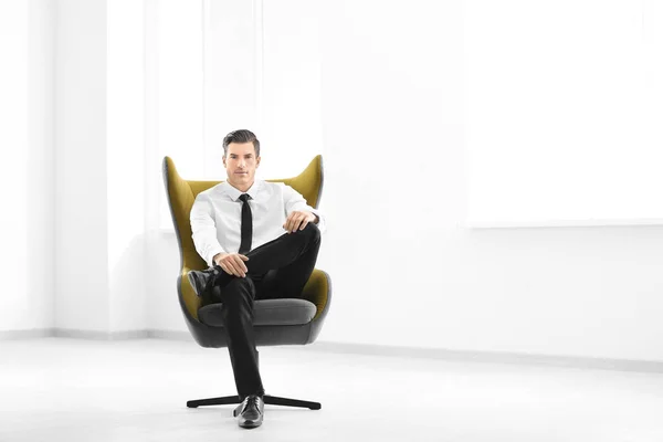 Hombre Negocios Guapo Sentado Cómodo Sillón Interior — Foto de Stock