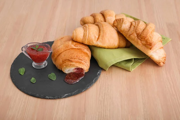 Chutné Croissanty Marmeládou Dřevěný Stůl — Stock fotografie