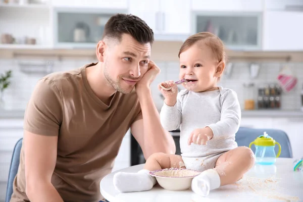 Padre Che Nutre Suo Piccolo Figlio Cucina — Foto Stock