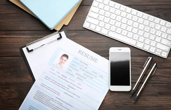 Resume form with phone on table. Job interview concept — Stock Photo, Image