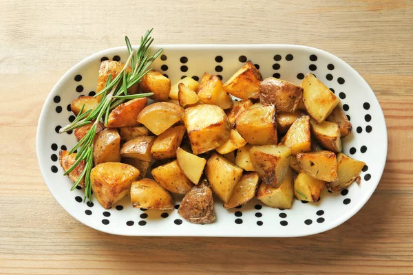 Piatto Con Gustose Zeppe Patate Sul Tavolo — Foto Stock